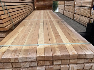 Ca. 77x Douglas regels fijnbezaagd , 50x75mm, lengte 400cm